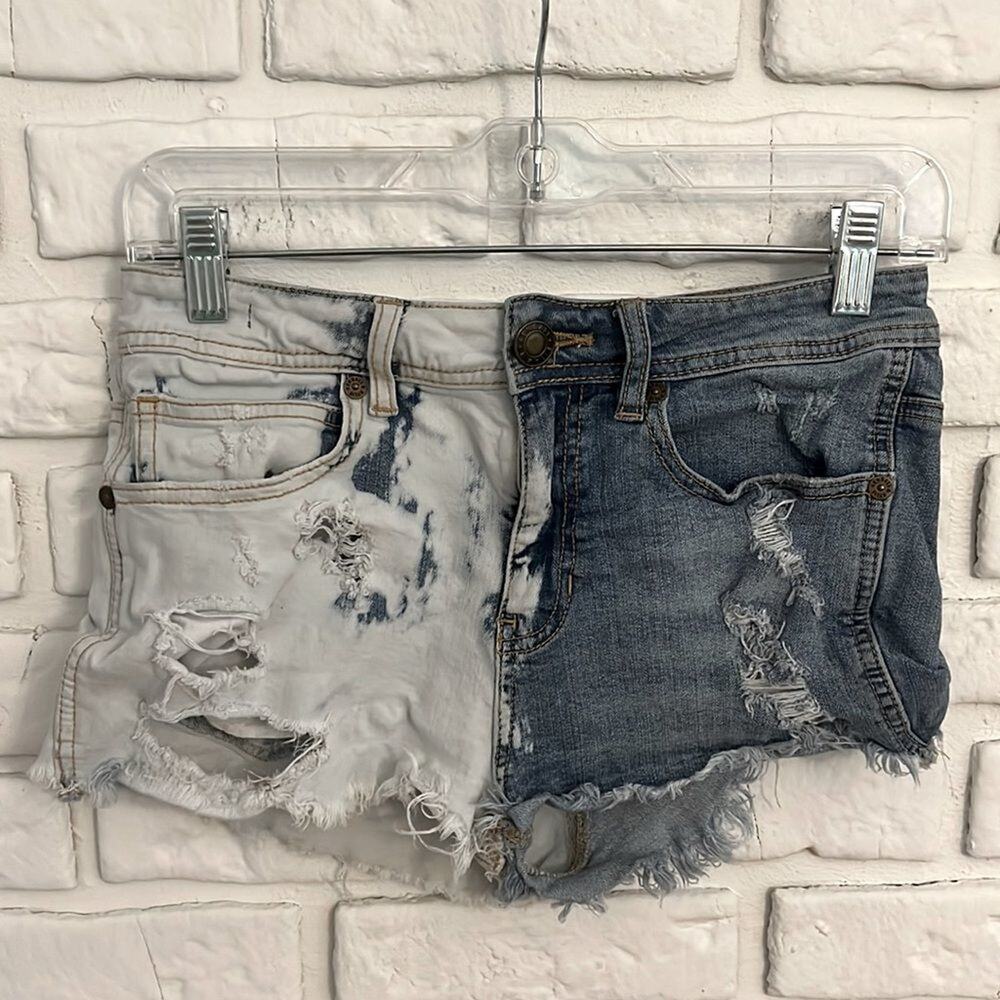 Kendall & Kylie distressed denim shorts size 5